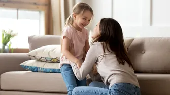 Câți bani primește o bonă filipineză în România. Pe lângă salariu, asiaticele primesc mâncare și cazare