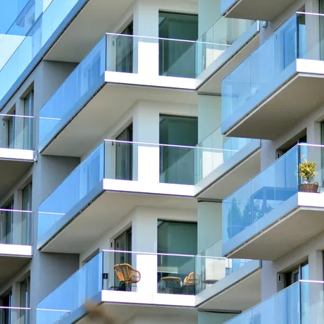 Anunț important pentru toți românii care locuiesc la bloc și au copii mici sau animale de companie. Ce spune legea și ce amenzi riști dacă nu respecți noile reguli