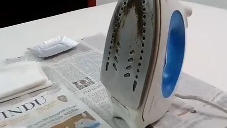 Cum se curăță talpa arsă la fierul de călcat. Ingredientele ieftine pe care majoritatea oamenilor le au deja în casă