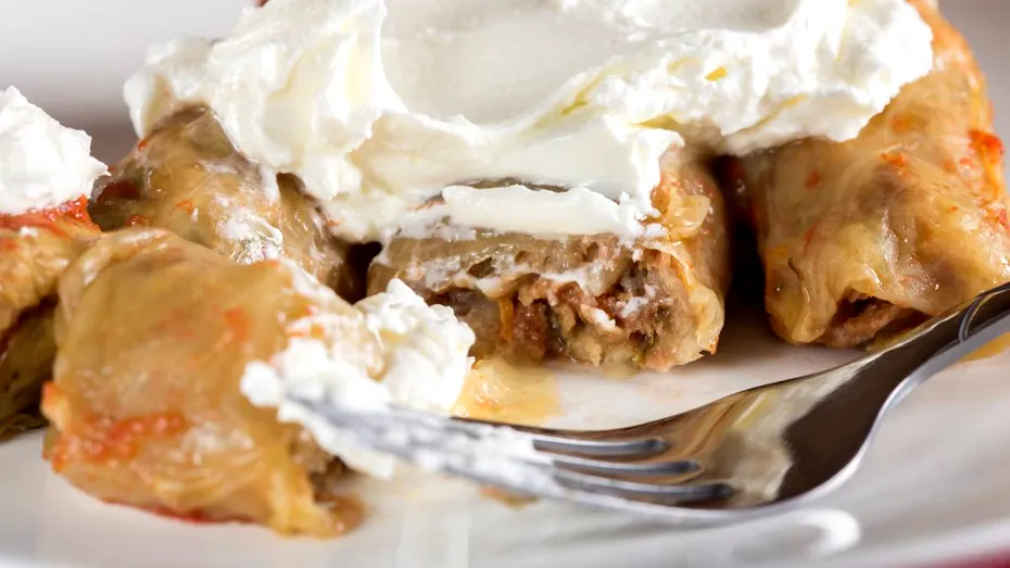 Cât rezistă sarmalele în frigider. În ce recipient trebuie să le ții ca să nu se strice