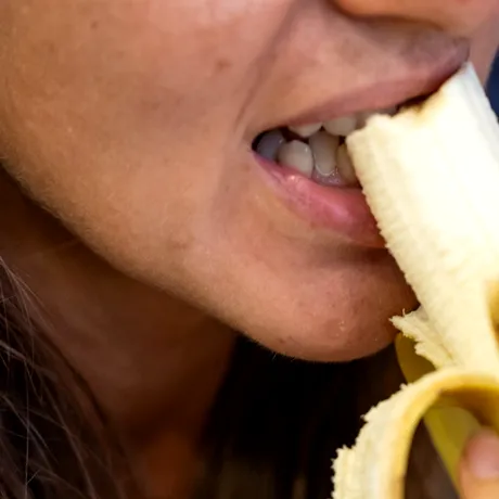 Banana nu trebuie mâncată niciodată dimineața. Pericolul ascuns când alegi fructul în loc de mic dejun