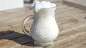 Băutura care te hidratează mai bine decât apa. Cum să faci ayran acasă din trei ingrediente