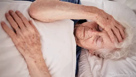 Ce să pui sub pernă dacă ai probleme cu somnul. Practica veche cu un ingredient folosit la sarmale care te ajută să adormi rapid