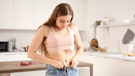 Trucul genial prin care poți să lărgești pantalonii strâmți în talie în câteva secunde. Ai nevoie de un singur lucru pentru asta!