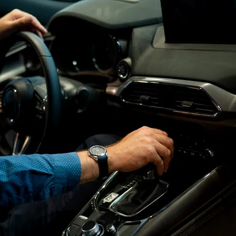 Greșeala care te poate lăsa fără permis! Ce riști dacă ai carnet pentru mașină automată și conduci una cu cutie manuală