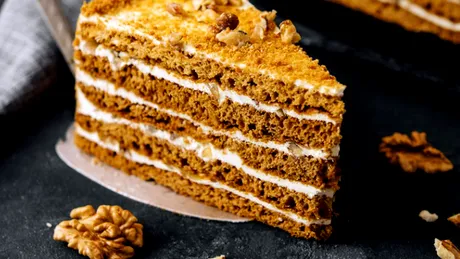 Prăjitura Albinița cu miere și cremă fină de griș! Desertul tradițional care se topește în gură