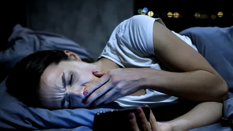 Grijile și ecranele ne fură somnul. 1 din 5 români doarme mai puțin de 5 ore pe noapte / VIDEO