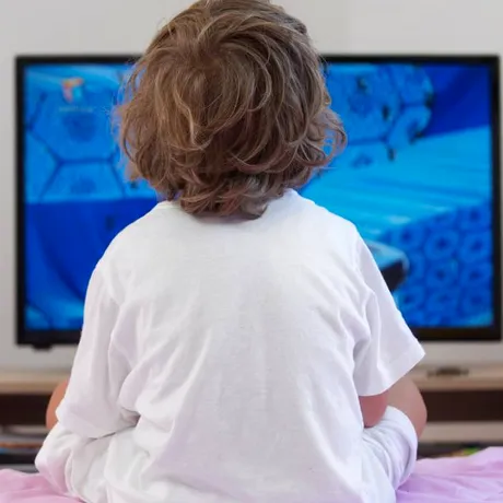 În timp ce românii se ceartă pe politică în social media și la TV, copiii absorb tot haosul