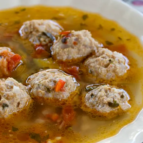 Câtă apă se pune la ciorba de perișoare: proporția corectă pentru gust și consistență