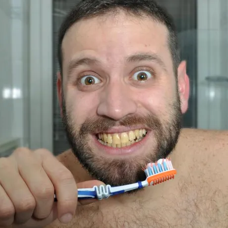 De ce avem dinții galbeni chiar dacă îi spălăm corect de două ori pe zi?