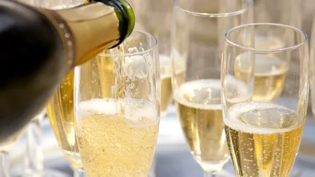 Care este diferența dintre șampanie și vin spumant. De ce nu trebuie agitată sticla înainte să scoți dopul