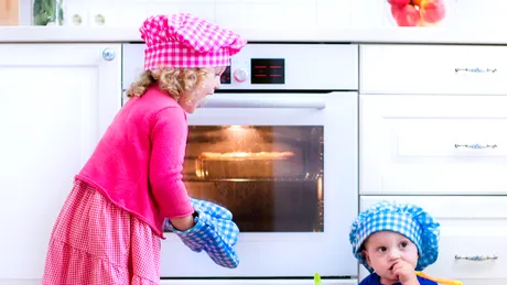 Cum să ții copiii mici în siguranță în bucătărie cât gătești
