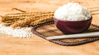 Trucul simplu din bucătărie care schimbă complet textura orezului. Ingredientul banal pe care mulți îl ignoră