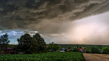 După caniculă, furtunile violente lovesc România! Temperaturile scad considerabil în următoarele ore