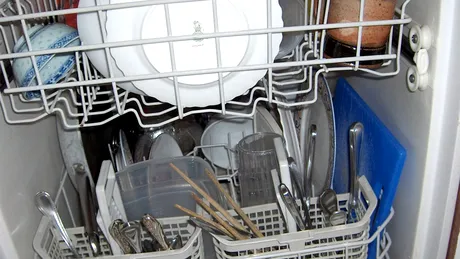 Obiecte care nu trebuie puse niciodată în mașina de vase! Riști să strici electrocasnicul, dar și pe ele