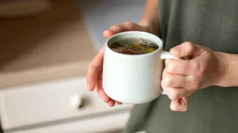 Testul de două minute cu cana de cafea care îți poate spune cât de sănătos ești