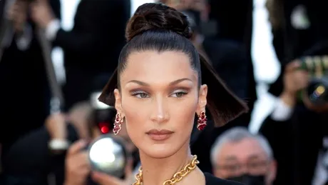 Bella Hadid, decolteu incendiar pe covorul roșu. A lăsat totul la vedere!