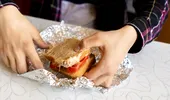 De ce nu e bine să împachetezi sandwich-urile în folie de aluminiu. Obiceiul care îți pune în pericol sănătatea