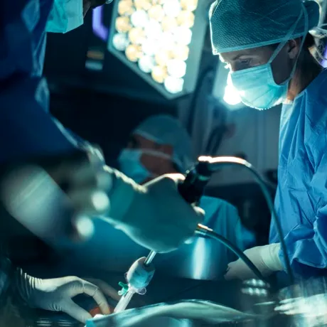 Intervenție fără cicatrici. Medicii au eliminat o tumoră din stomacul unui pacient de 80 de ani, fără nicio tăietură