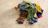 De ce ajungem să lăsăm hainele grămadă pe jos. Fenomenul explicat de specialiști și legătura cu ADHD