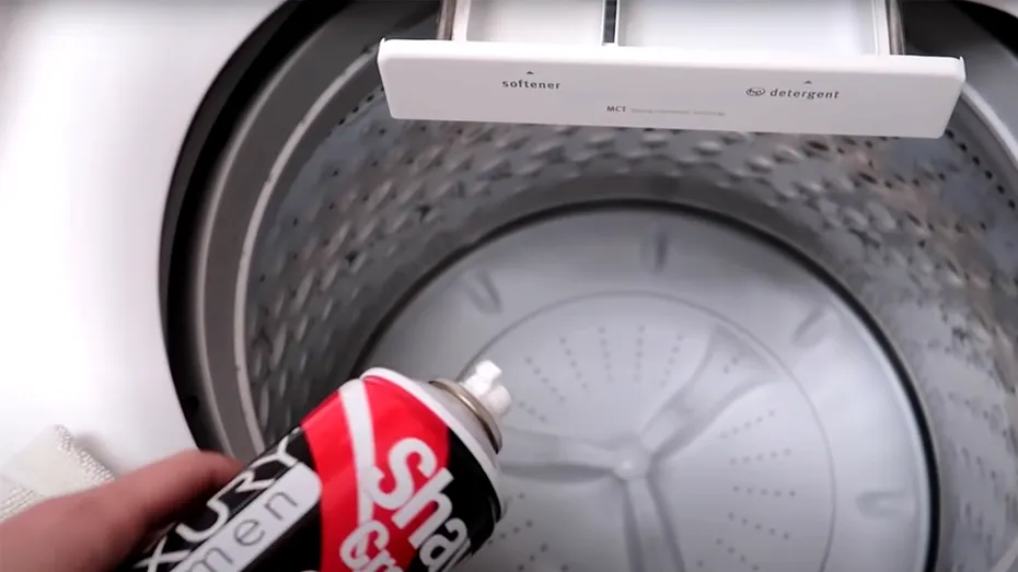 Ce se întâmplă, de fapt, dacă pui spumă de ras în mașina de spălat. Puțini români cunosc acest truc genial!