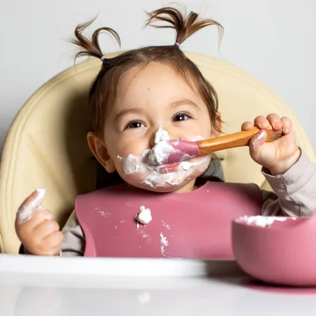 Alimente care nu ar trebui să ajungă niciodată în farfuria unui bebeluș, chiar dacă este la diversificare