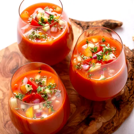 Cum prepari gazpacho? Rețeta simplă, vegană și răcoritoare pe care o faci în doar 10 minute