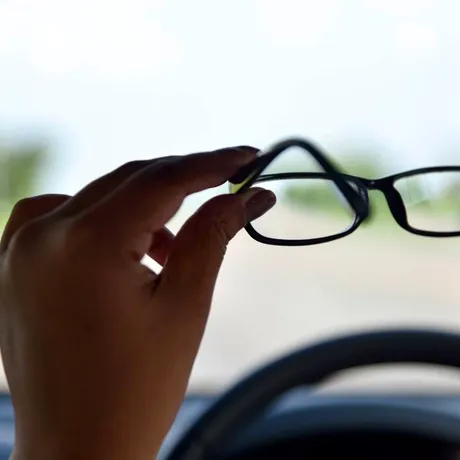 Studiu: lumina slabă din interior ar putea avea un rol major în apariția miopiei