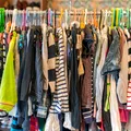 Cum să economisești spațiu în dulap. Metoda care reduce la jumătate volumul hainelor de iarnă