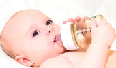 Bebeluşii hrăniţi cu lapte de vacă riscă să devină supraponderali