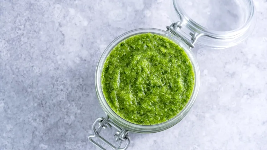 Ce să pui în sosul pesto din supermarket să devină mai cremos. Toate gospodinele au acest ingredient în frigider