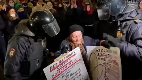 VIDEO. Povestea impresionantă a bătrânei ridicată de polițiștii ruși de la protest. Femeia a supraviețuit asediului Leningradului