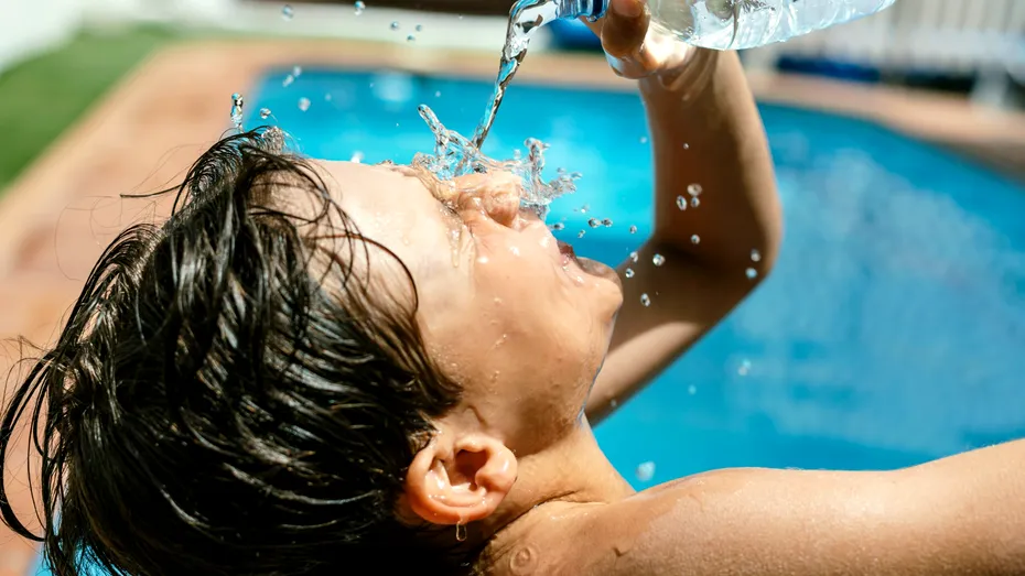 Măsuri pentru zile de CANICULĂ. Băuturile INTERZISE la temperaturi peste 35 de grade Celsius