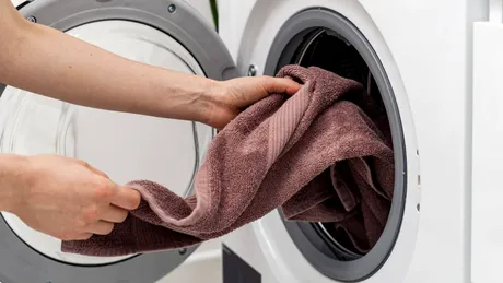 De ce nu e bine să speli prosoapele împreună cu hainele? Singura excepție permisă
