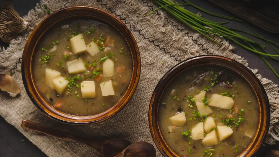 Cum să faci ciorbă de cartofi cu afumătură. Rețeta tradițională românească