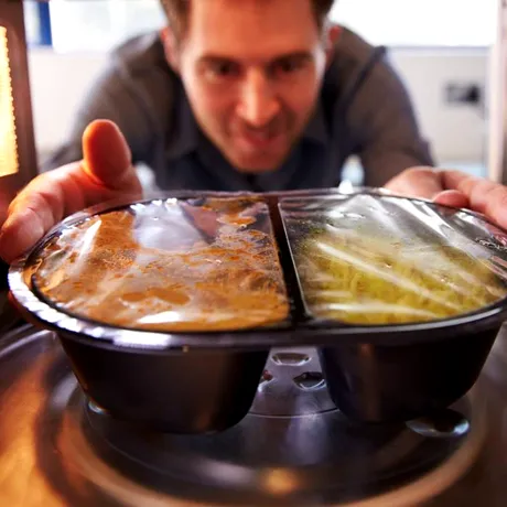 Nu mai încălzi mâncarea la microunde în acest recipient! O face toxică