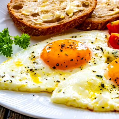 Trucul pentru ouă ochiuri perfecte. Când se pune sare, de fapt