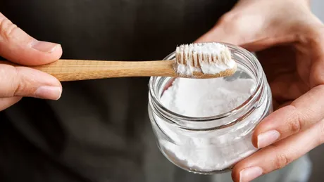 Tratamentele naturiste pentru infecțiile dentare: mit sau adevăr? Ce trebuie să știi despre gargara cu apă sărată sau cu bicarbonat