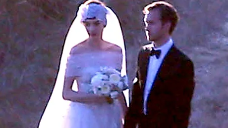 Anne Hathaway s-a măritat. Vezi cât de frumoasă a fost rochia Valentino în care a spus DA!