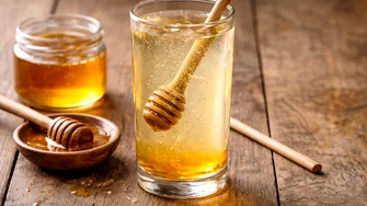 Apă cu miere în fiecare dimineață: rețeta aprobată de experți și regulile care o fac să funcționeze