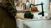 De ce trebuie să speli pepenele roșu înainte de consum. Greșeala pe care o fac mulți români în sezonul cald