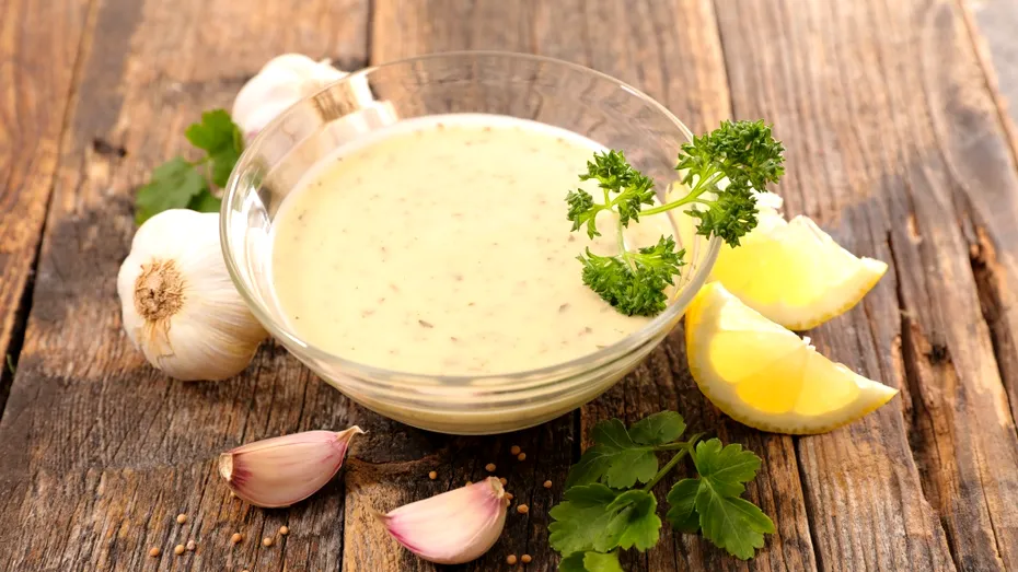 Cum faci mujdei de usturoi ca în Delta Dunării. Ingredientul secret care îl transformă într-un sos cremos