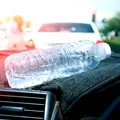 De ce e periculos să bei apă din sticla de plastic când e caniculă