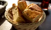 De ce îți aduc restaurantele pâine înainte de mâncare? Motivul nu ține de ospitalitate