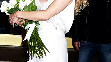 Pamela Anderson, ravisantă într-o rochie albă