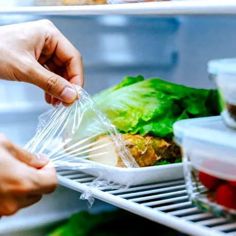 6 alimente pe care nu ar trebui să le învelești în folie alimentară. Se strică mai repede