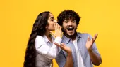 Cuplurile care bârfesc împreună rămân împreună mai multă vreme? Experții își spun părerea