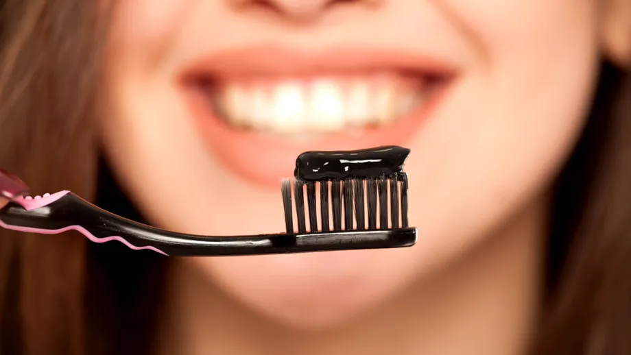 Pasta de dinți neagră - chiar ajută la albirea dinților? La ce pericol ne expunem dacă o folosim pe termen lung