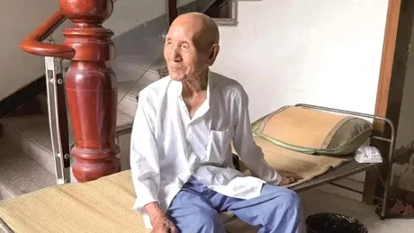 Un chinez a ajuns la 101 ani și spune că se simte excelent. Ce mănâncă zilnic și ce băuturi consumă, deși nu respectă regulile unei diete sănătoase