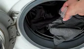 Hainele negre se decolorează după spălare? Trucul simplu pe care multe gospodine îl folosesc